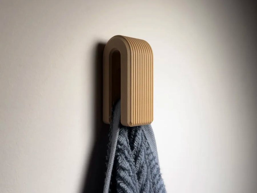 Crochet à serviette par gravité